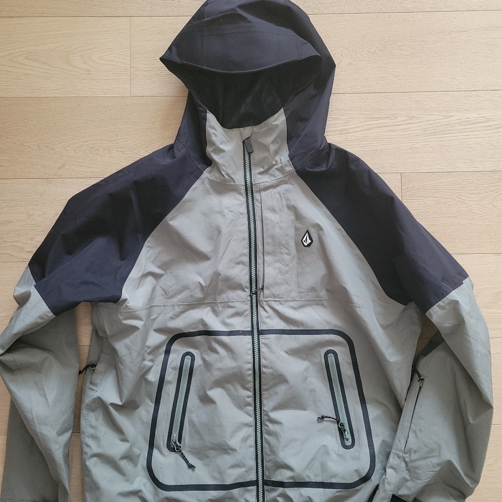 Womens Brand new Volcom size large waterproof Snowboard Jacket